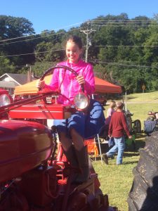 2016-10-2-squealin-on-the-square-phebe-on-tractor